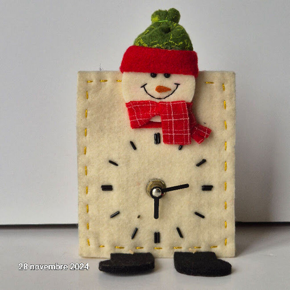 Petite pendule r&eacute;veil de noel en feutrine, bonhomme de neige Décoration