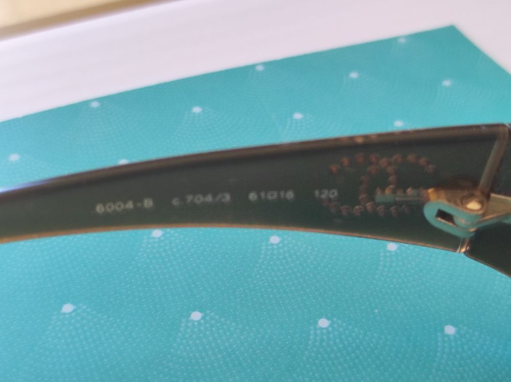 Magnifique paire de lunettes Vintage 
Chanel avec strass 