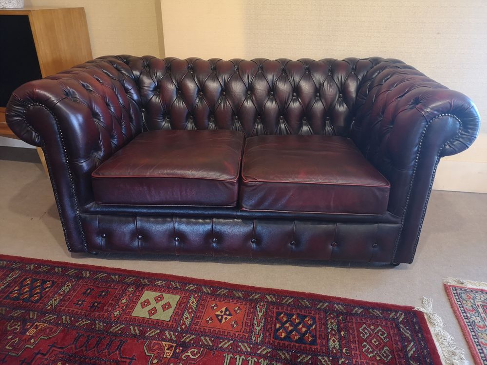 Canap&eacute; chesterfield cuir bordeaux deux places Meubles