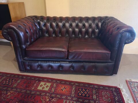 Canap chesterfield cuir bordeaux deux places 1400 Guclard (72)