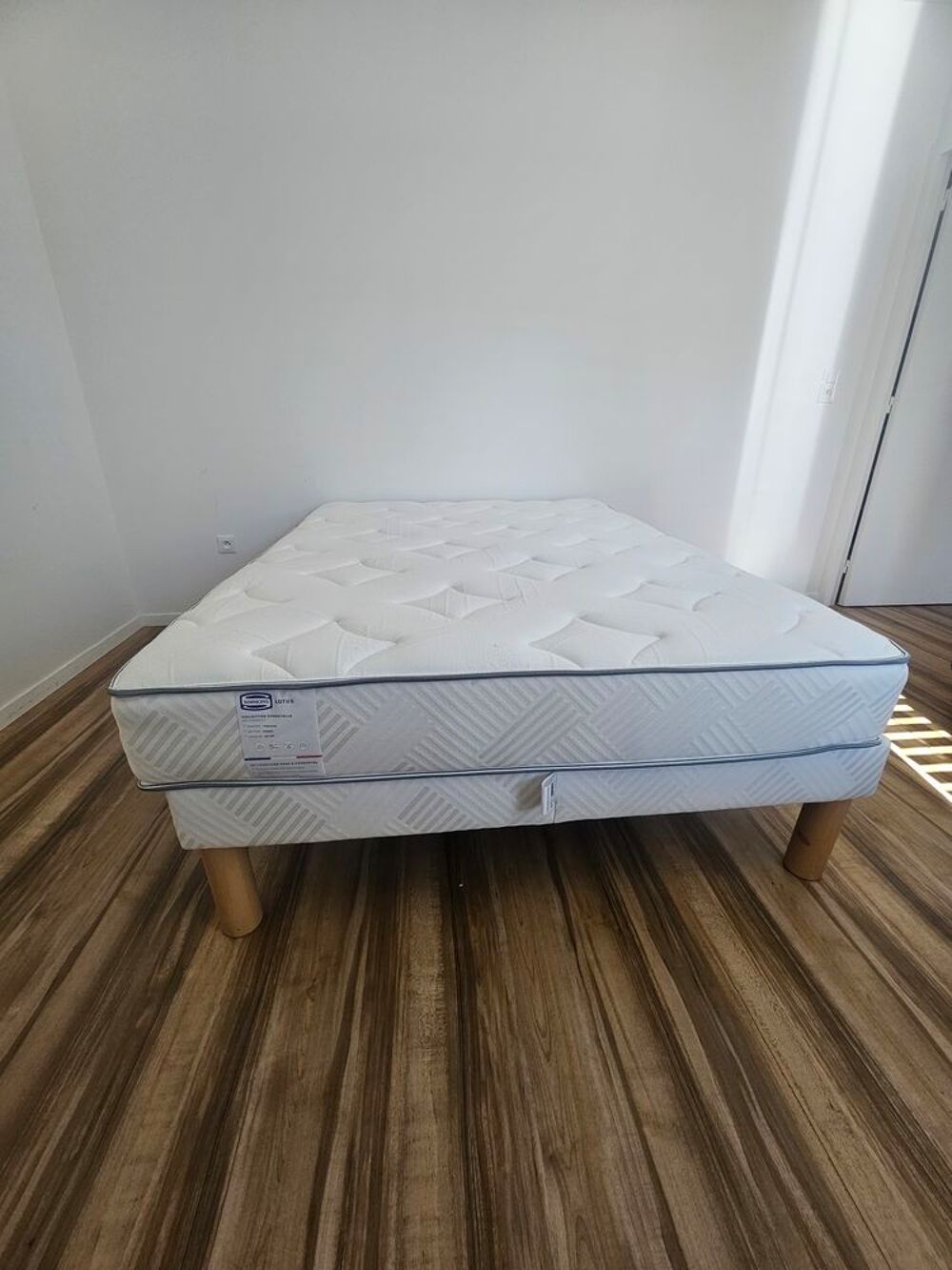 Lit double - sommier sur pieds et matelas Meubles