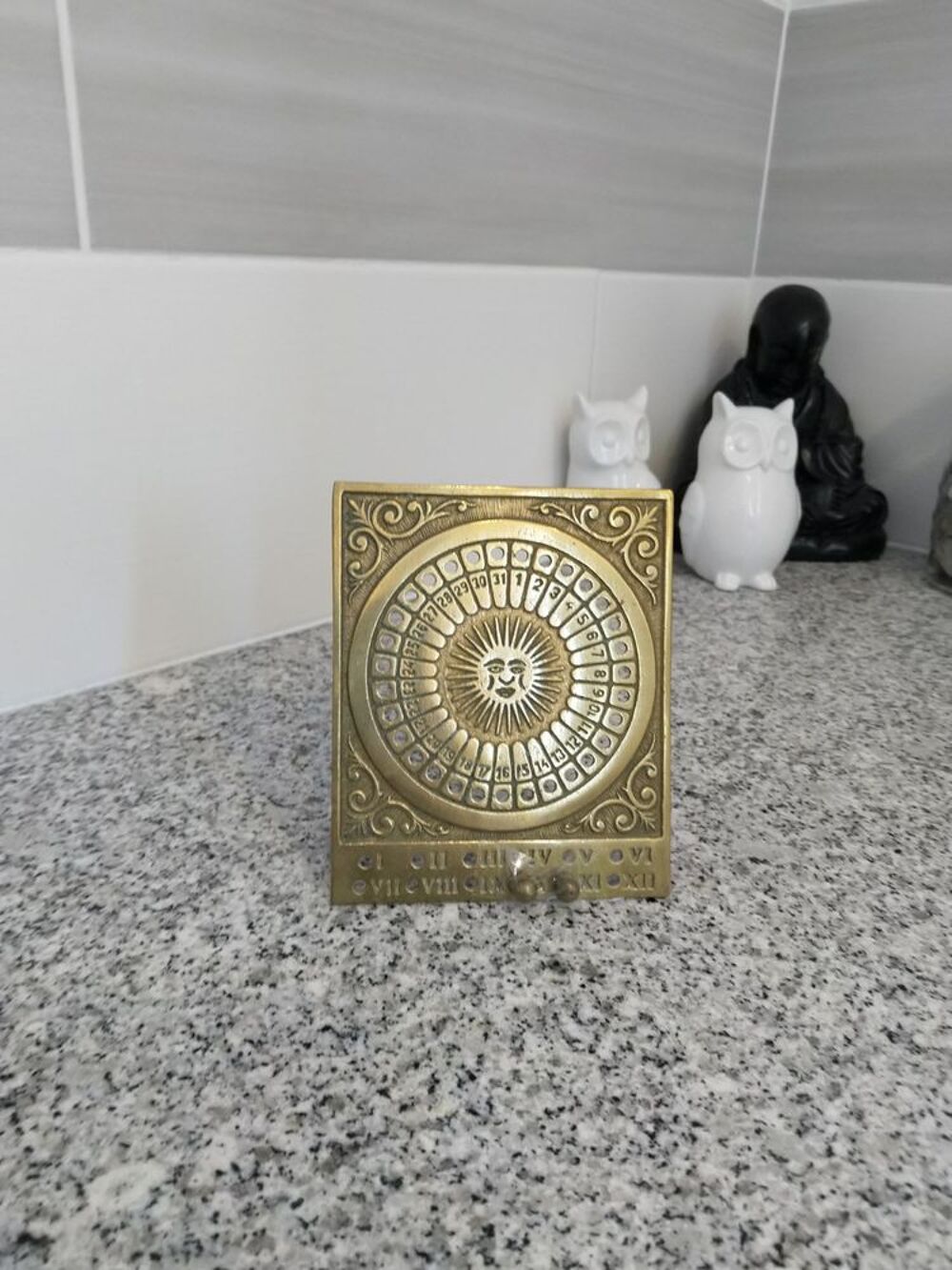 Calendrier perp&eacute;tuel en laiton
Décoration
