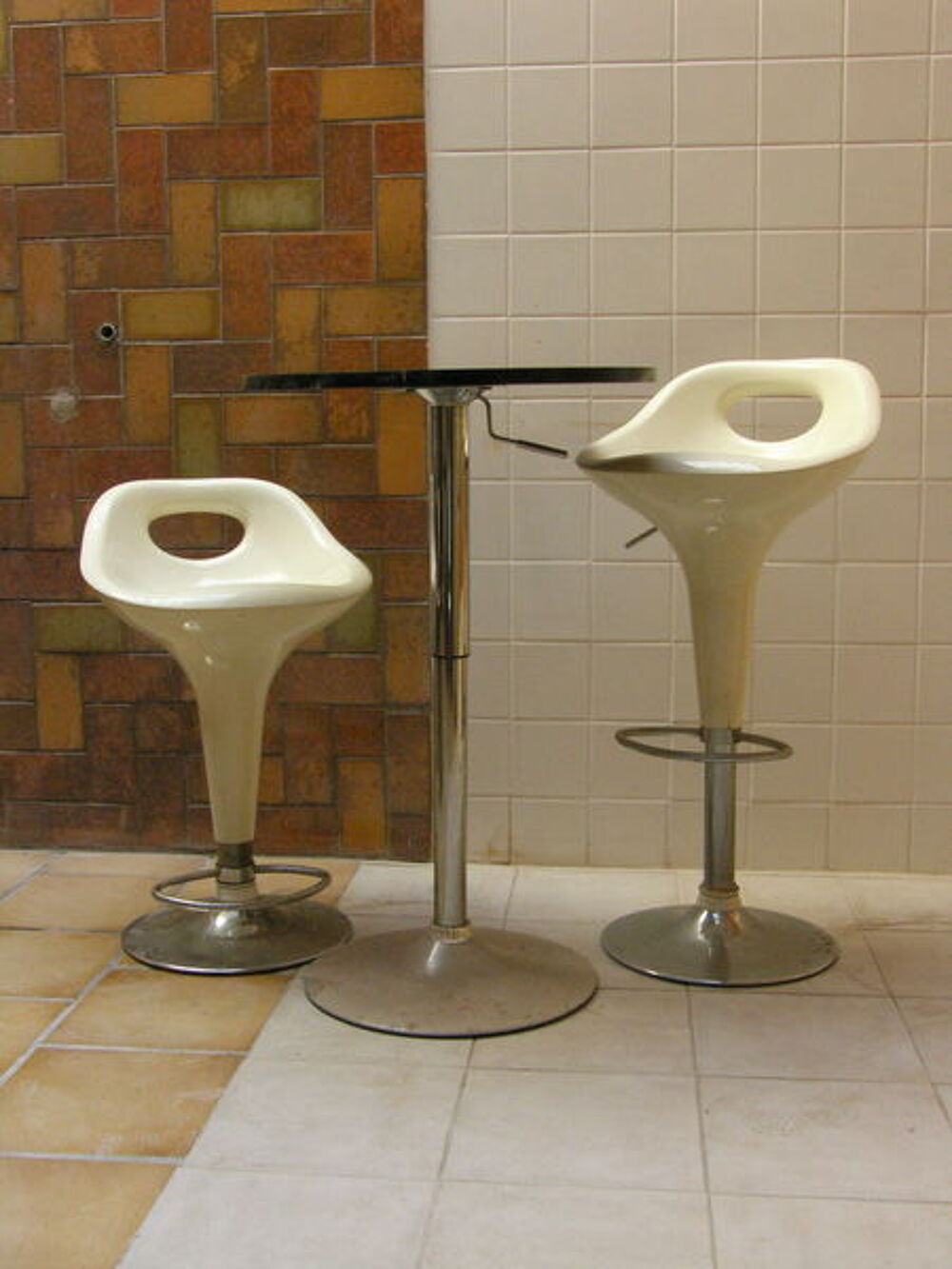 1 table ronde de bar et 1 si&egrave;ge r&eacute;glable Meubles