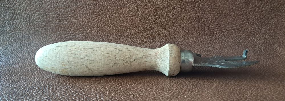 ancien ouvre-boite METEOR 
en m&eacute;tal et bois 
Made in France 
