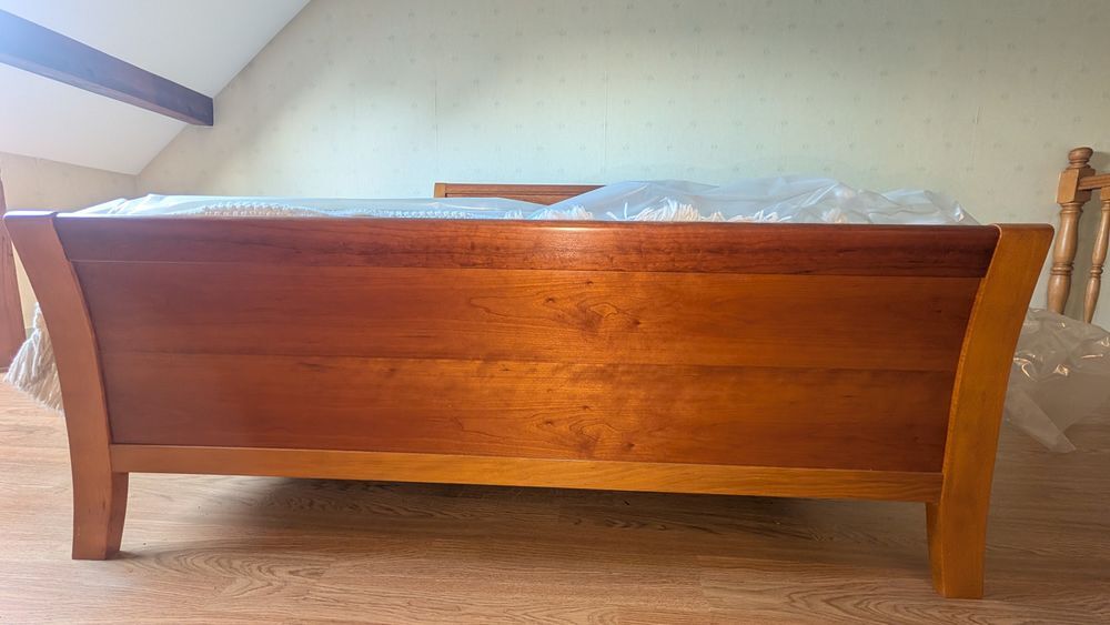 Lit bois massif et ses 2 tables de chevet Meubles