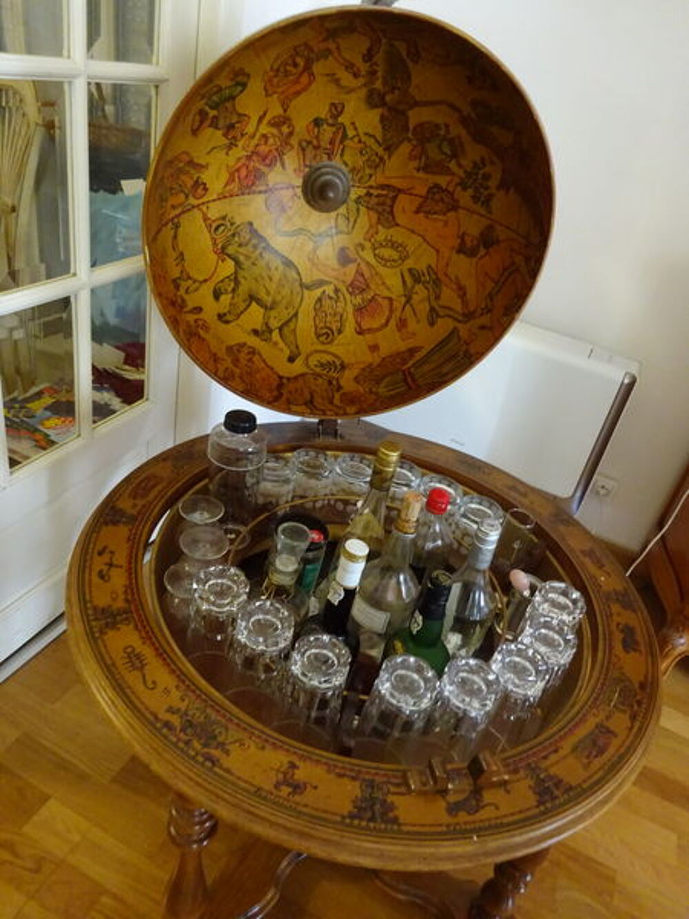 Meuble Bar, globe terrestre. Meubles