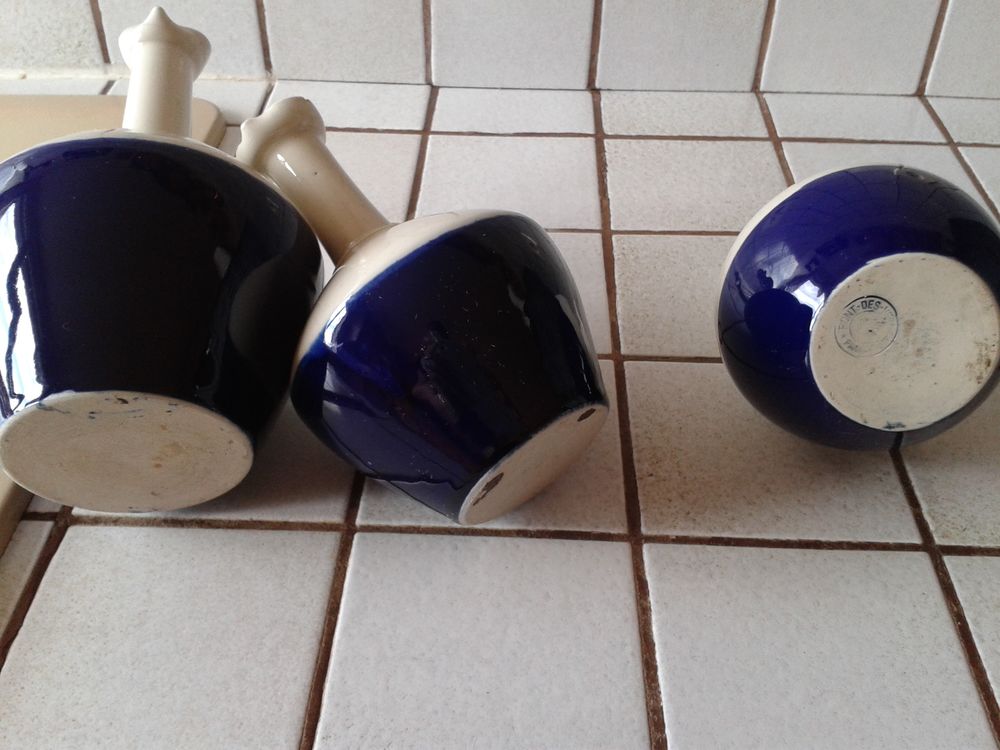 3 bouteilles ventrues d&eacute;but xx&egrave;me fa&icirc;ence bleue et beige Dcoration
