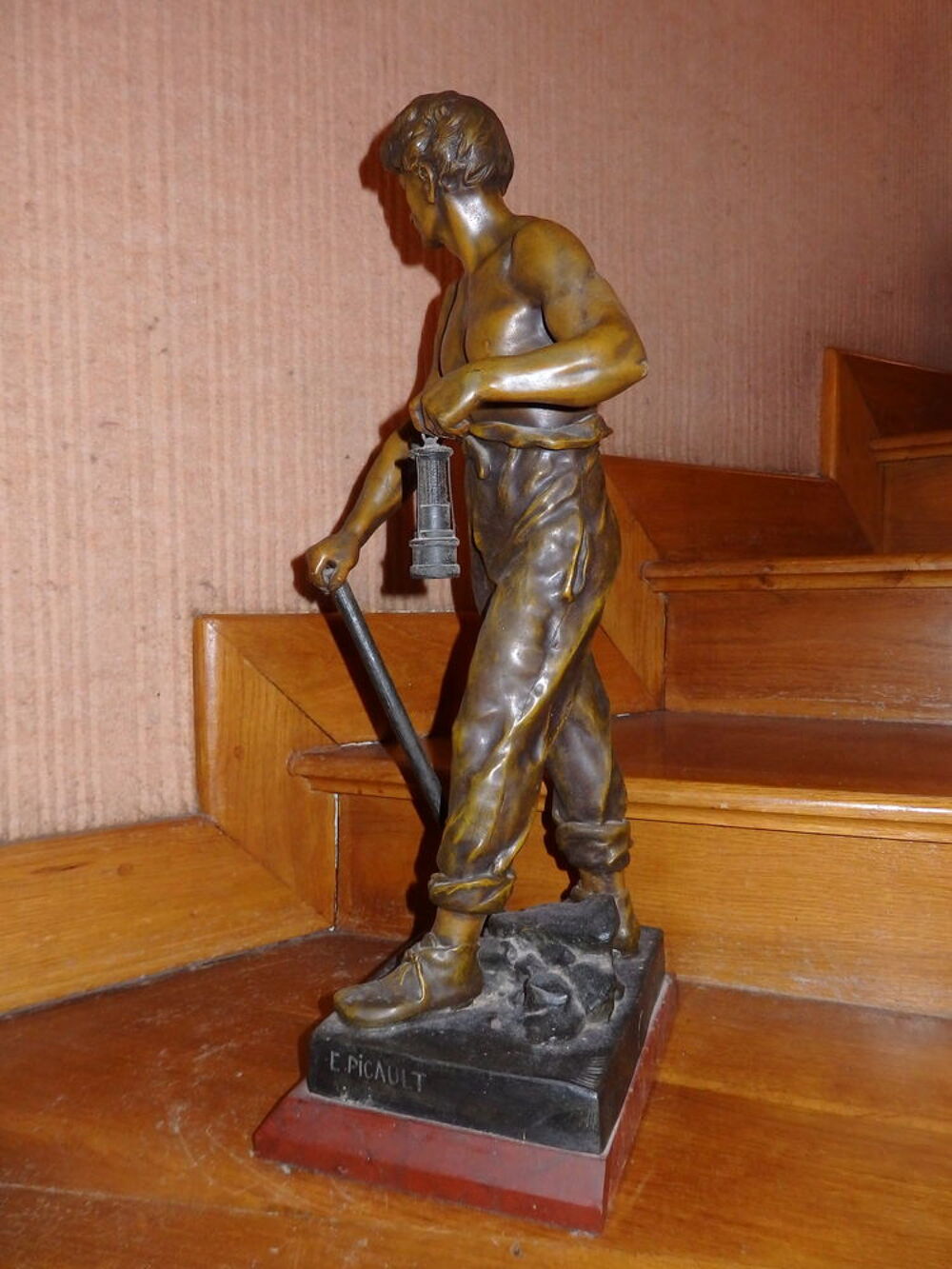 Statue comm&eacute;moration mineur de St. Cirgues. 