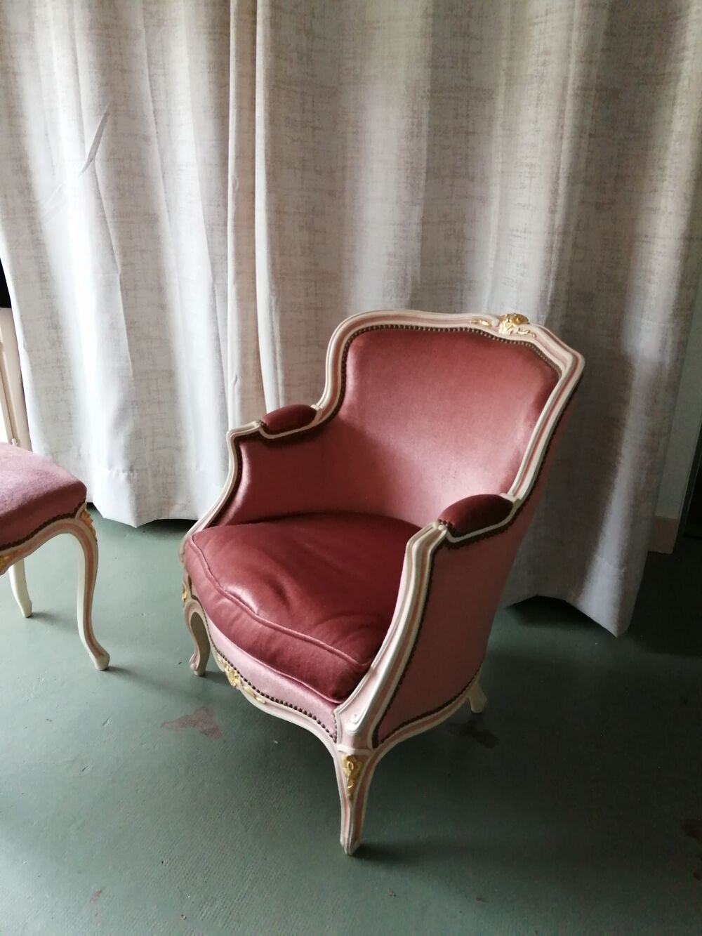 Ensemble deux berg&egrave;res et repose pieds style Louis XVI Meubles