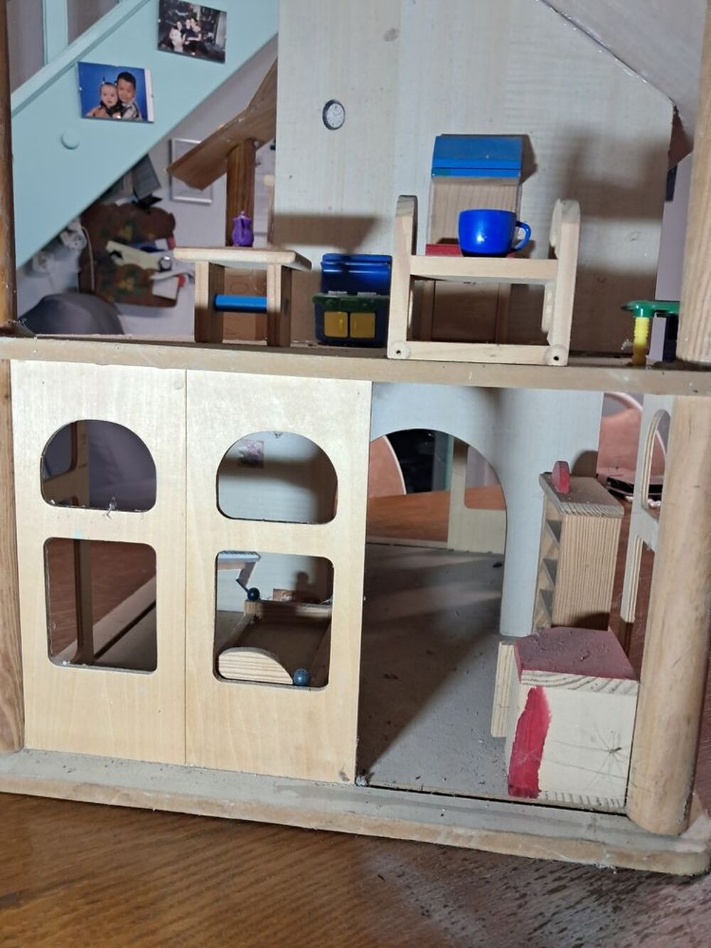 bonjour
cette jolie maison de poup&eacute;e en bois, id&eacute;al Mobilier enfants