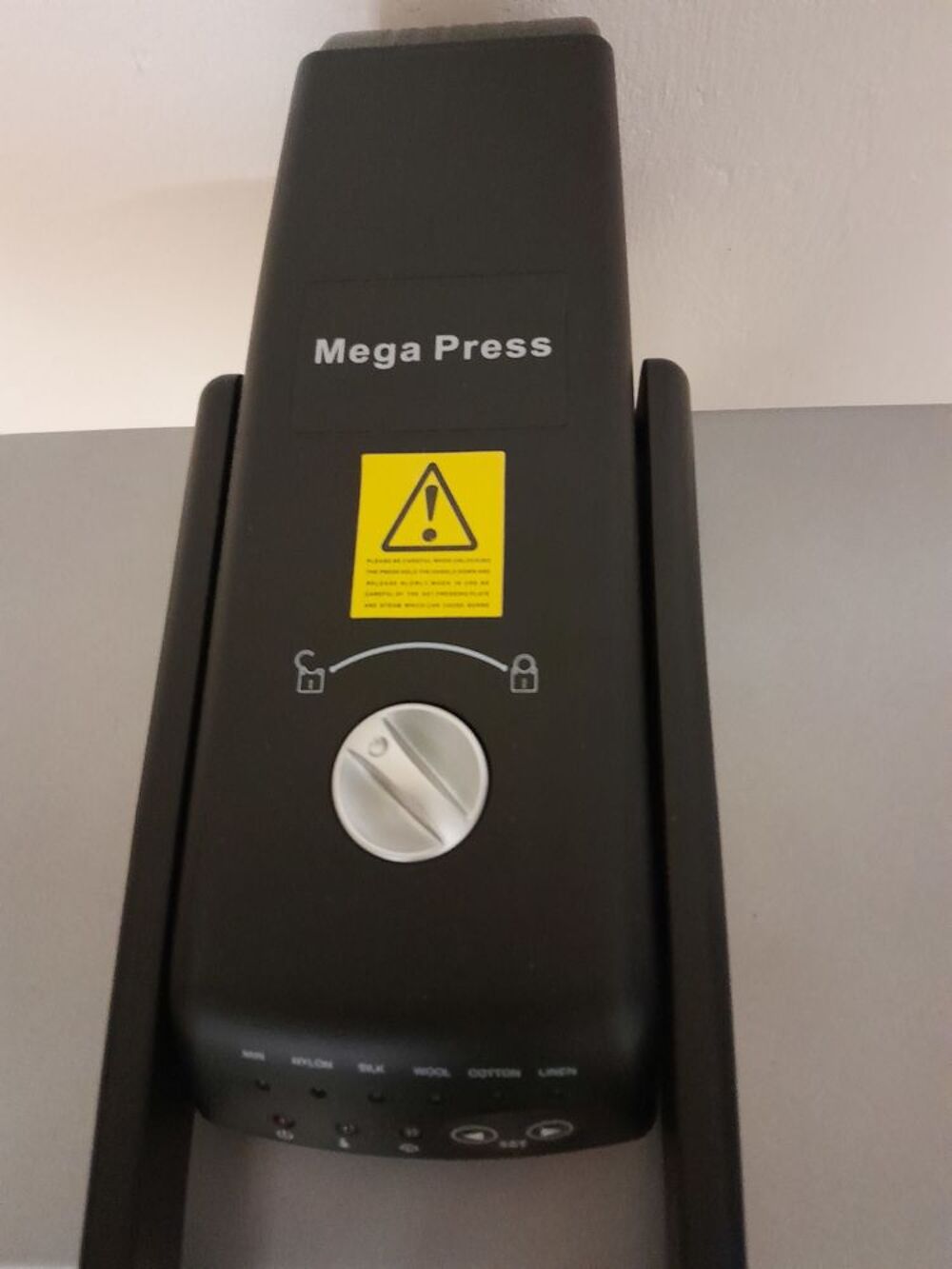 SUPER PRESSE A REPASSER NEUVE Electroménager