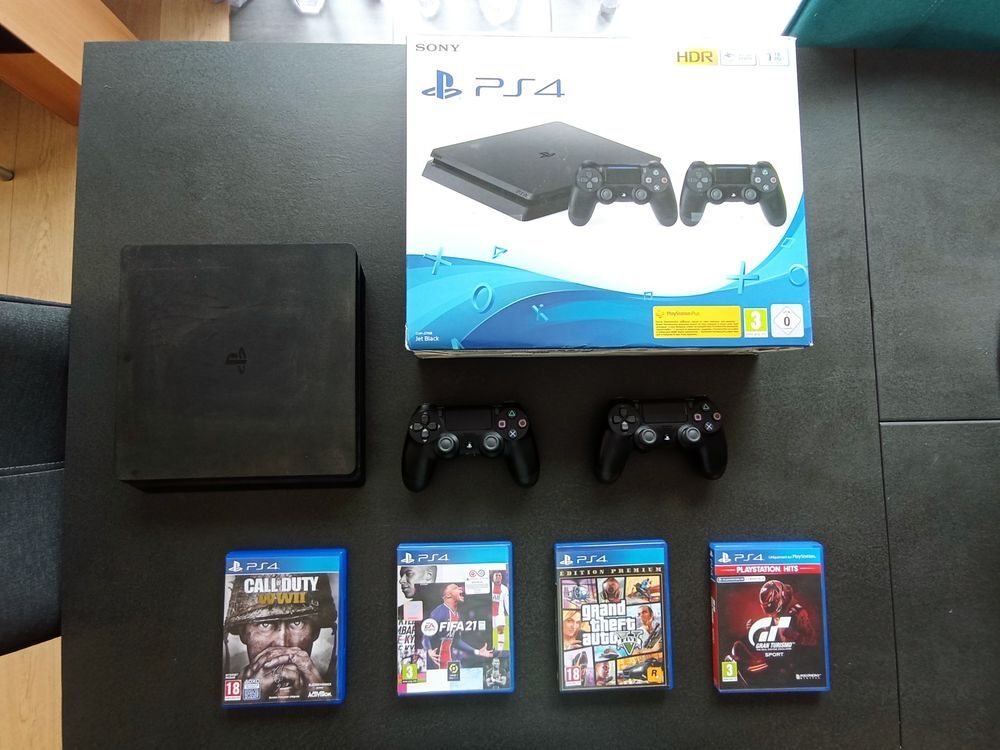 Ps4 - 1 TO - 2 mannettes - 4 jeux Consoles et jeux vidéos