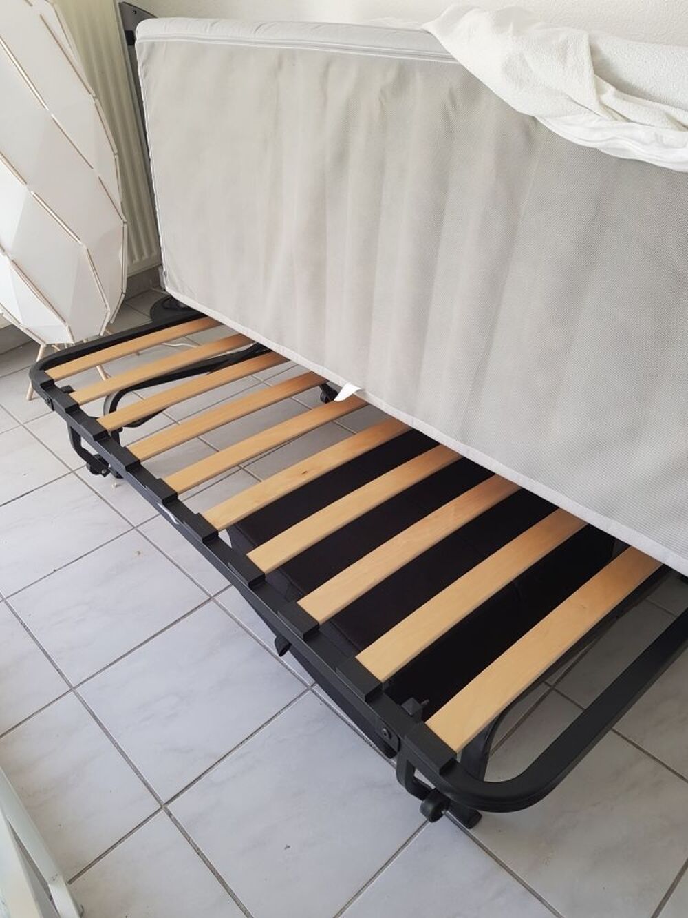 tr&egrave;s beau canap&eacute; blanc bon &eacute;tat il se d&eacute;plie pour faire un lit Meubles