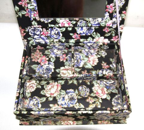 Boite � bijoux en tissu motif roses sur fond noir.
10 Sceaux (92)