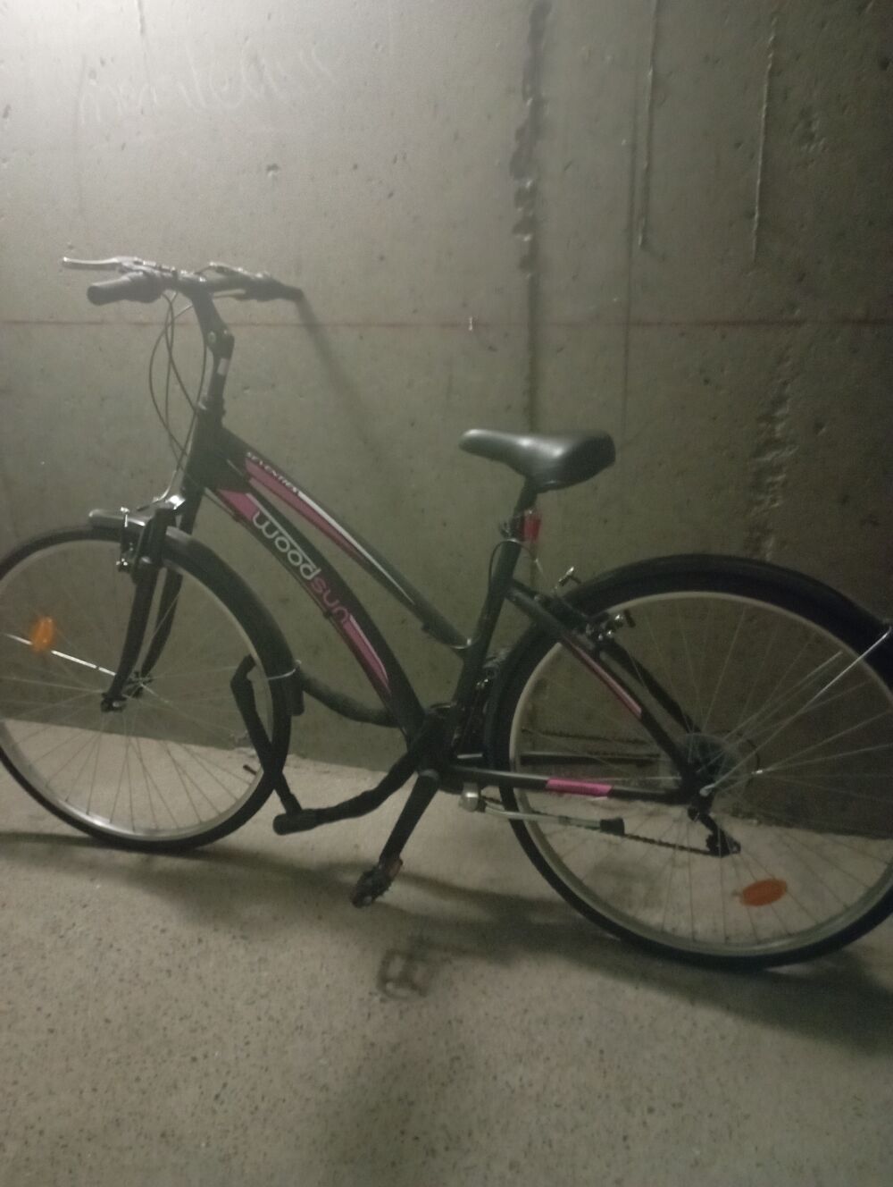 VTT femme neuf rose et noir double vitesse Vlos