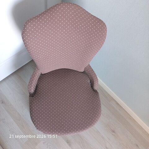 Petit fauteuil ancien de style. Restauré traditionnellement Saint-Médard-d'Eyrans (33)