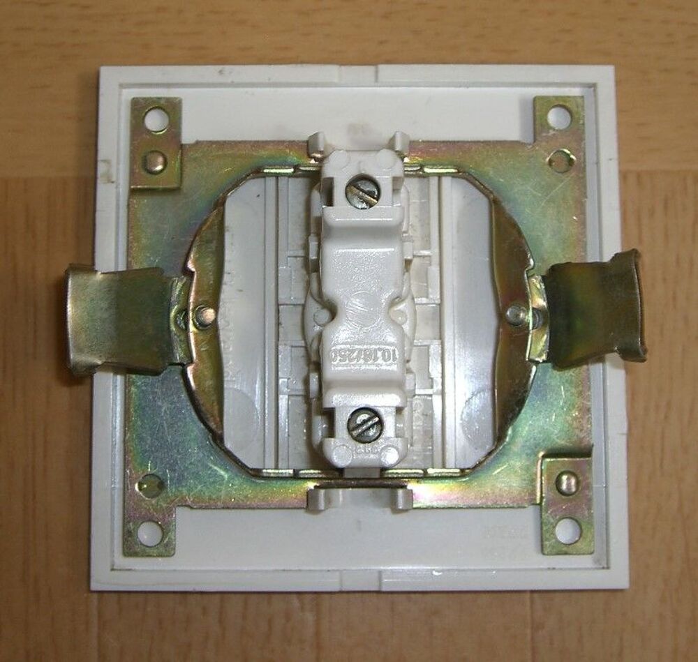 Prise &eacute;lectrique &agrave; encastrer Legrand Bricolage