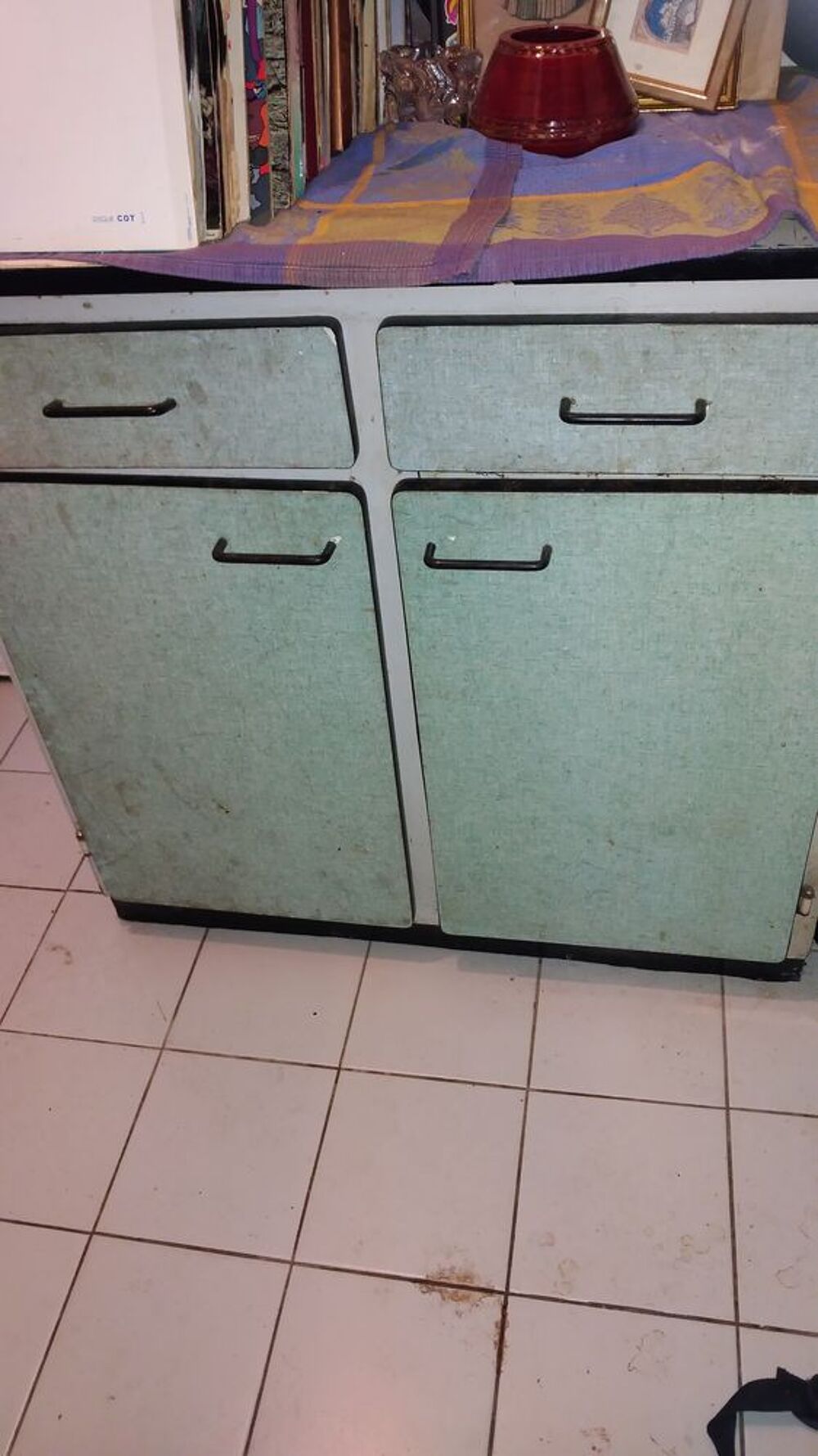 Buffet en formica vert deux portes 
&Agrave; nettoyer r&eacute;nover Décoration