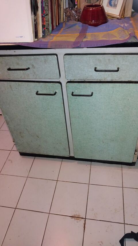 Buffet en formica vert deux portes 
� nettoyer r�nover 50 Rosny-sous-Bois (93)