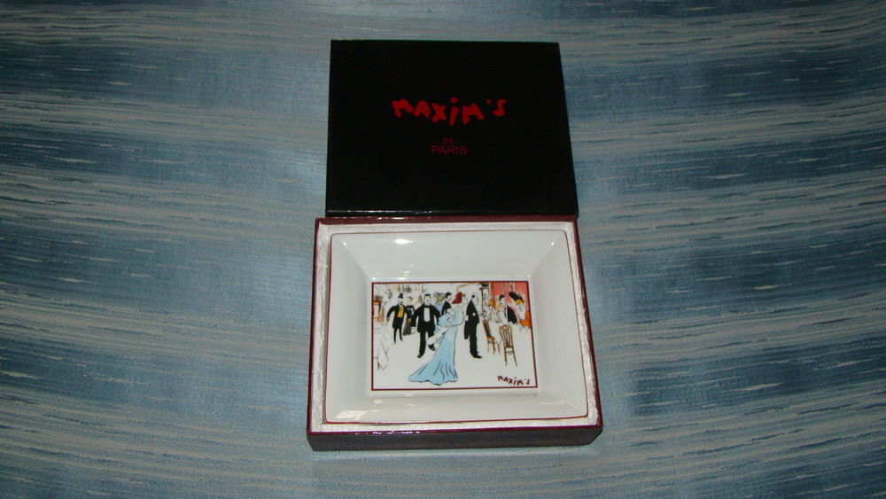 Cendrier / Vide-poche en porcelaine " Maxim's de Paris " 
D�coration