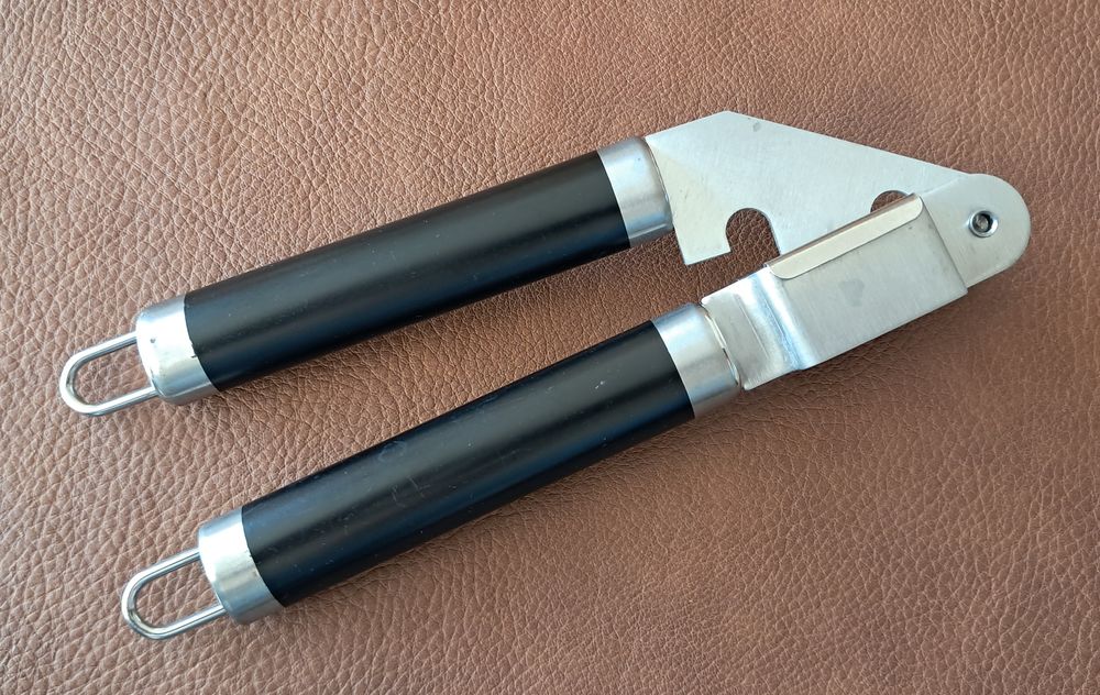 presse ail en m&eacute;tal inox avec grille amovible 
Cuisine