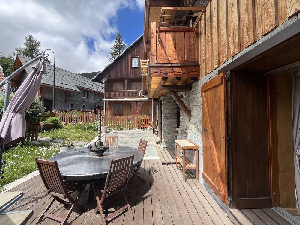 Vente Maison ALBANNE Un véritable coin de paradis vous attend au coeur de ce charmant village, au pied des pistes et du vaste domaine skiable des Karellis Cette magnifique maison individuelle de style chalet, d'une superficie d'environ 100 m2, offre 2 belles terrasses Montricher-albanne