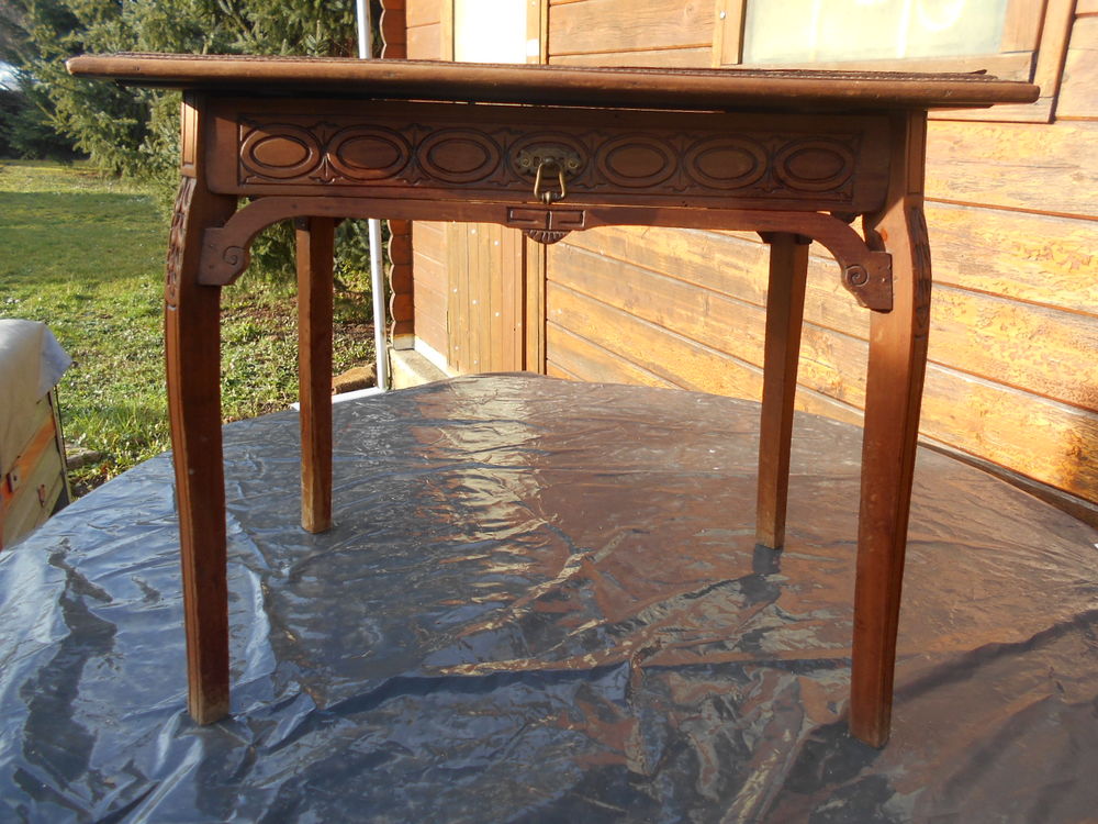 PETITE TABLE bois sculpt&eacute; Meubles