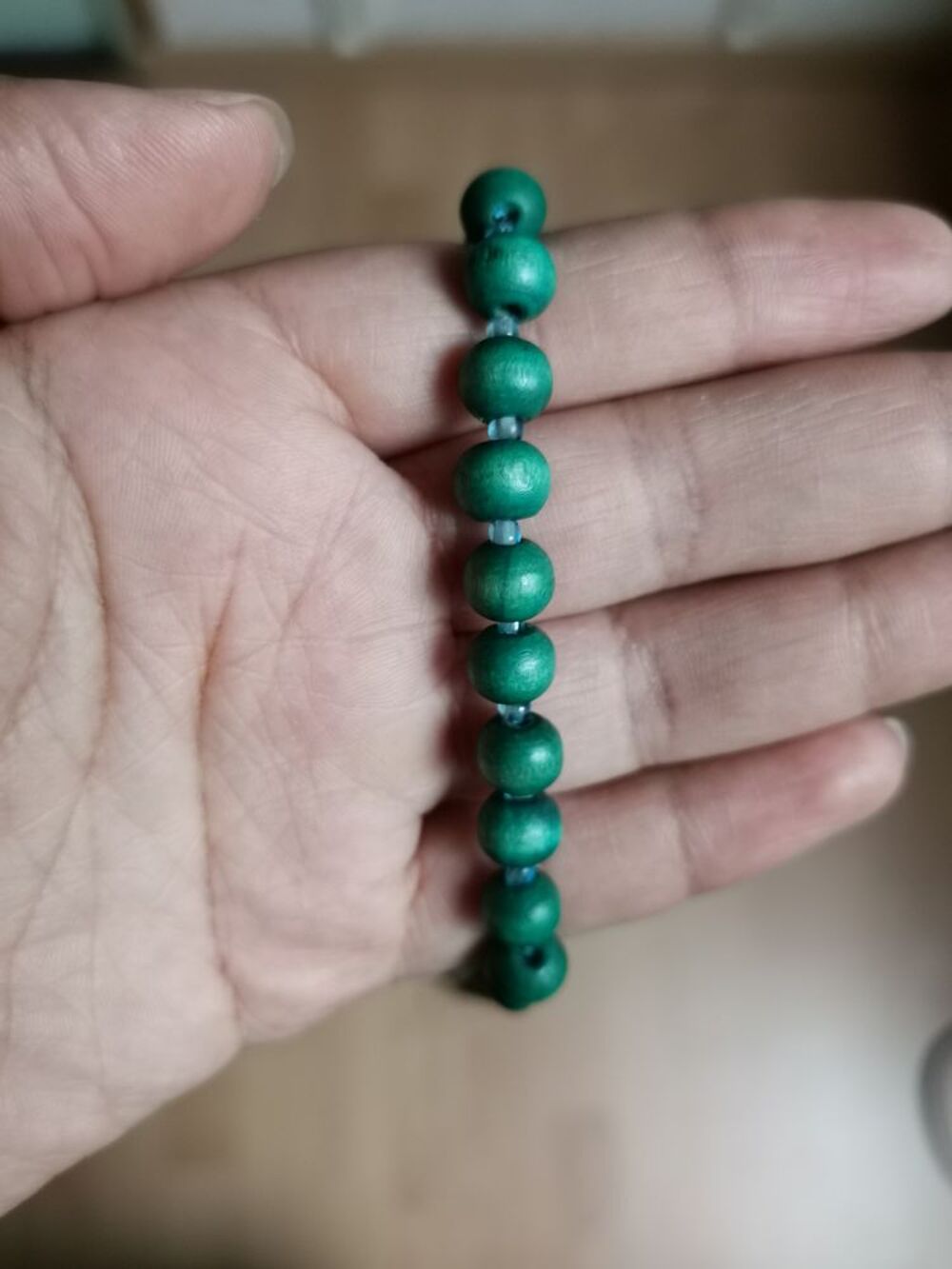 Collier vert sans marque, jamais port&eacute;. Bijoux et montres