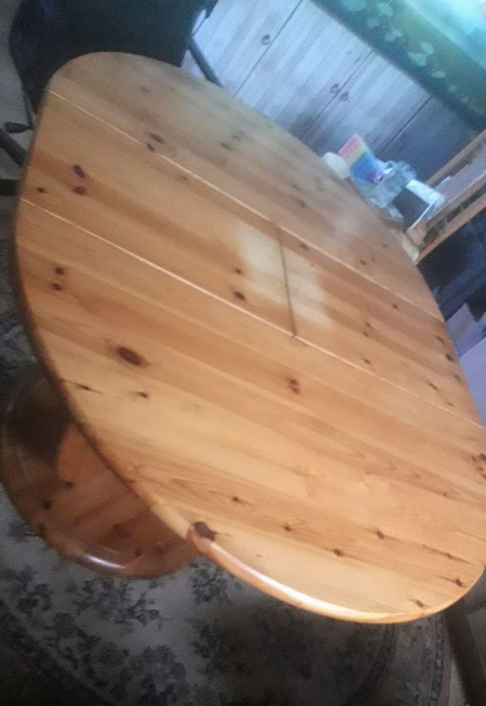 Table ovale quatre chaises en ch&ecirc;ne massif ( bois des chaises un peu ab&icirc;m&eacute;) Meubles