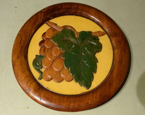 Assiette Bois Ancienne - A la Vigne en relief. 10 Roissy-en-Brie (77)
