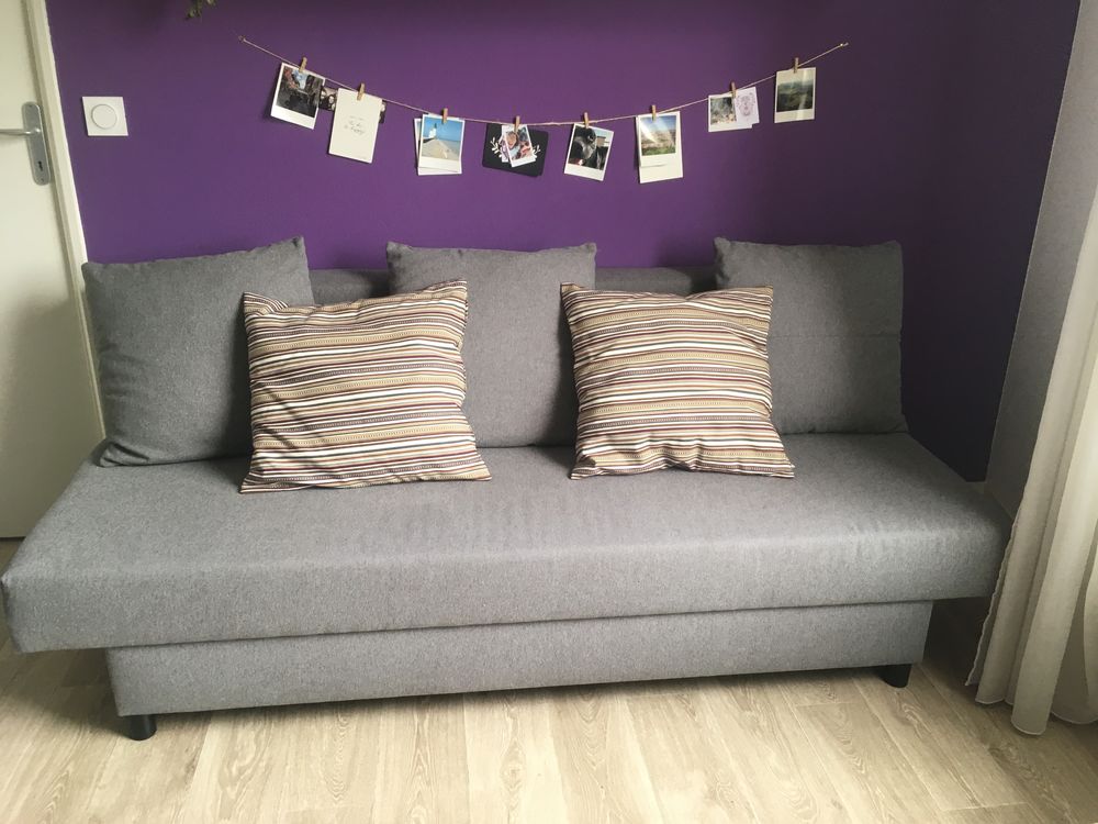 Canap&eacute; convertible 3 places, gris avec ces 5 coussins Meubles