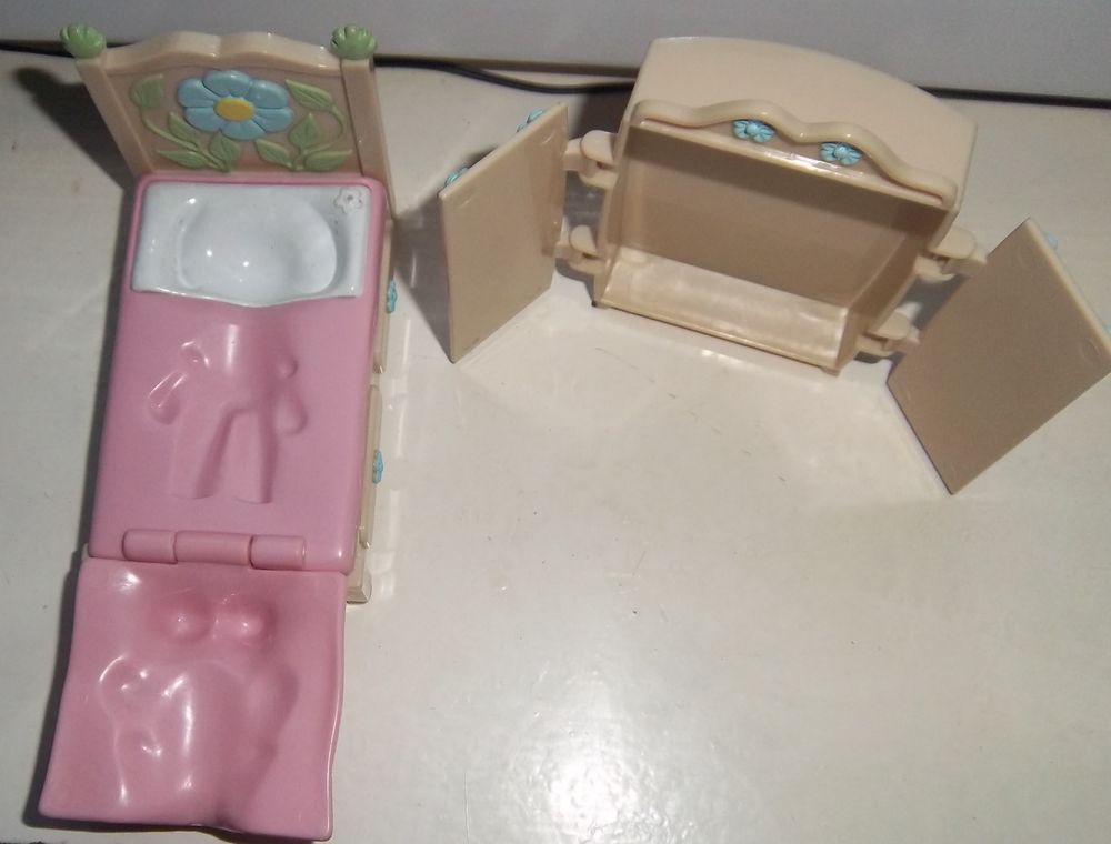 Petite armoire et son lit pour mini poup&eacute;e Jeux / jouets