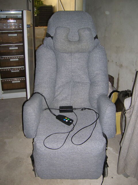 fauteuil à pousser électrique tissu gris Reims (51)