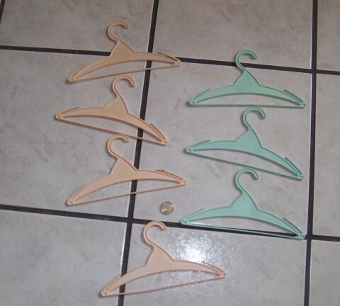 Ancien cintres en plastique poup�e ou b�b� 8 Colombier-Fontaine (25)