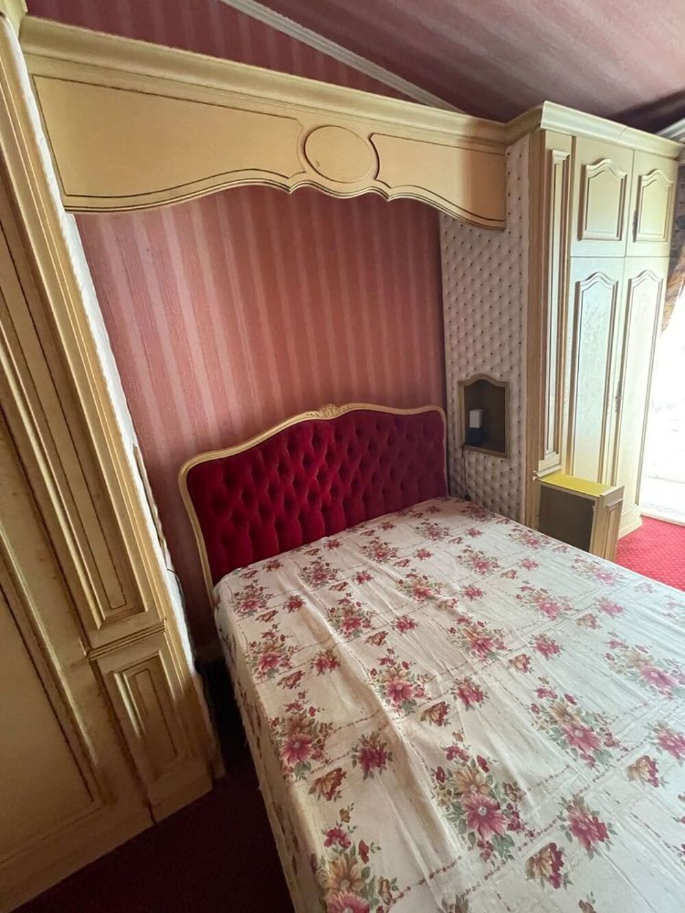 Chambre compl&egrave;te style Louis XV ? lit capitonn&eacute; et placards Meubles