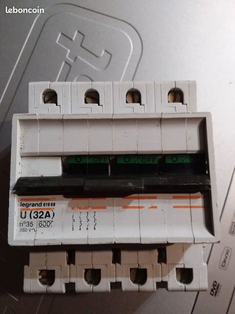 Disjoncteur legrand 01968 32a tetrapolaire
16 Serres-Castet (64)