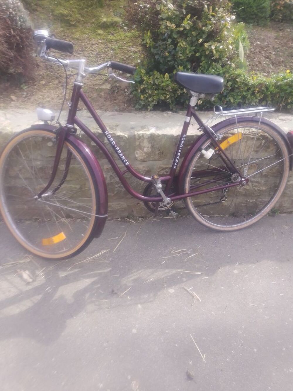 V&eacute;lo Femme r&eacute;tro col de cygne Bordeaux
Marque NORD FRANCE
V�los