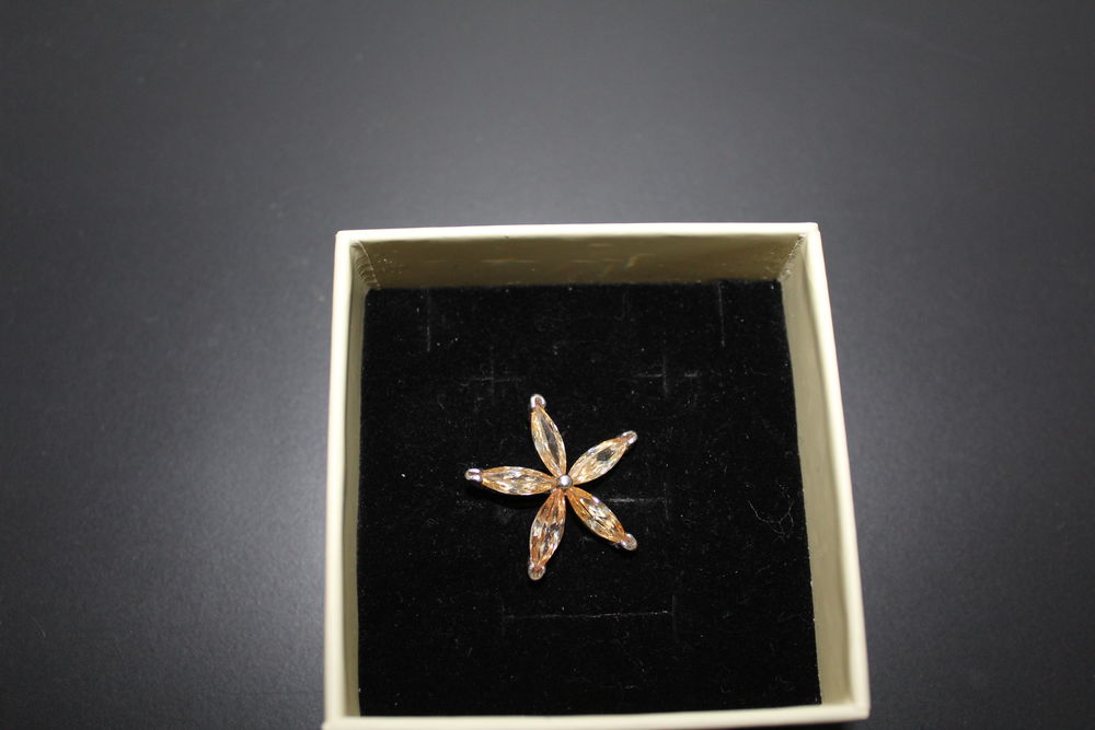 Pendentif en argent et oxydes de zirconium Bijoux et montres