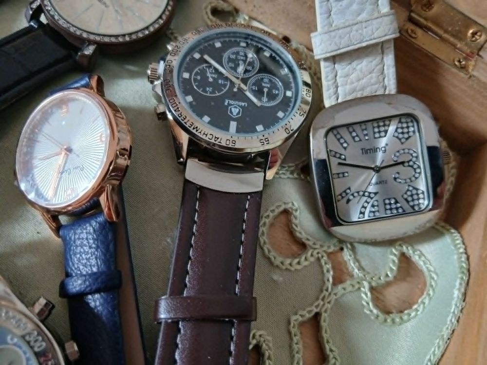 Lot dix montres + coffret bois vitr&eacute; de valeur N&deg;1348 Bijoux et montres