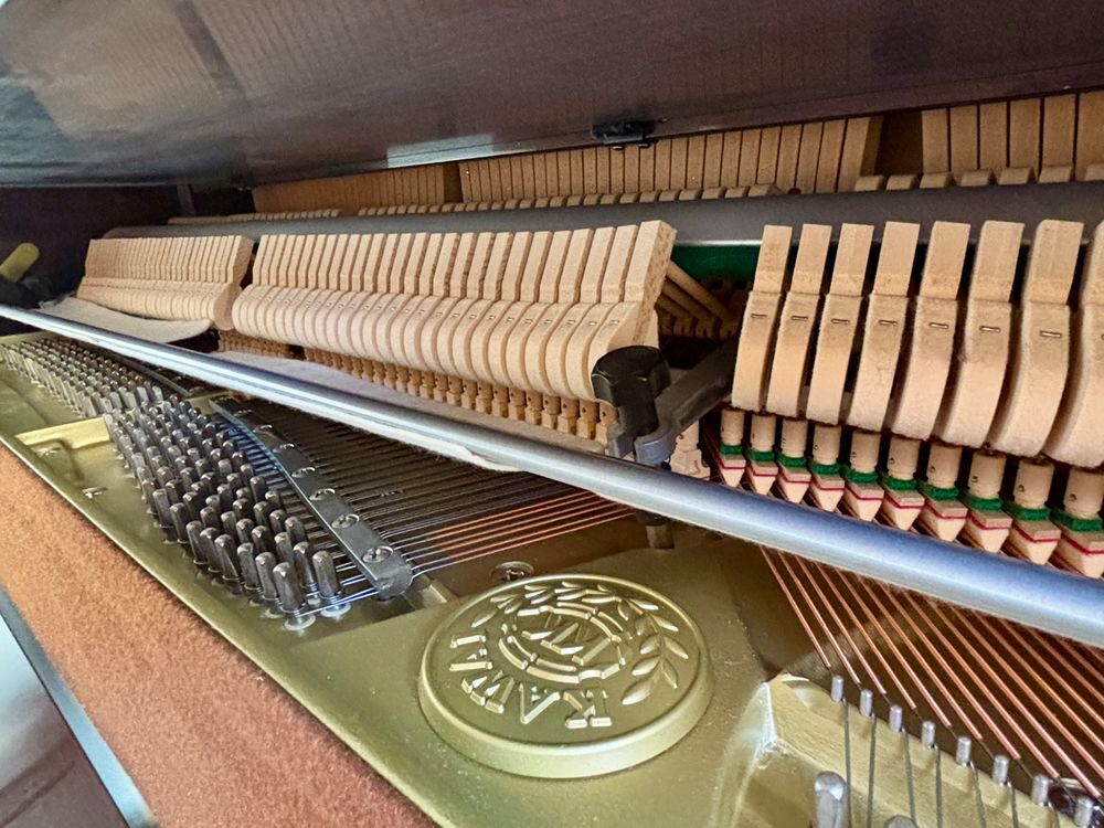 PIANO DROIT KAWAI en acajou en parfait &eacute;tat 
Instruments de musique