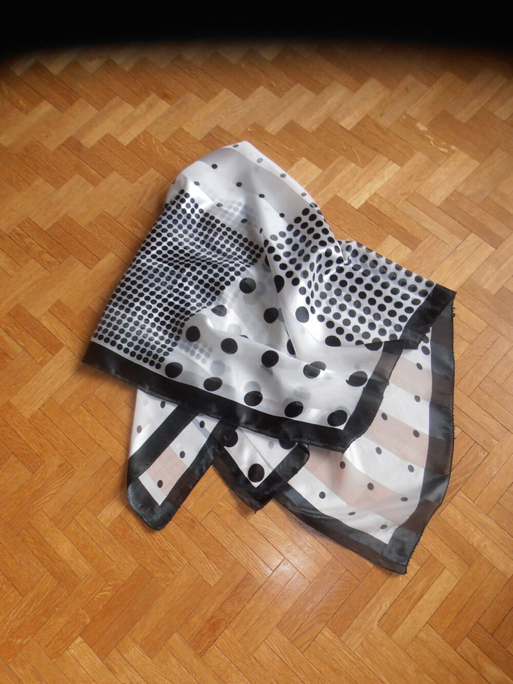 Carr&eacute; satin 16 (79) Vtements