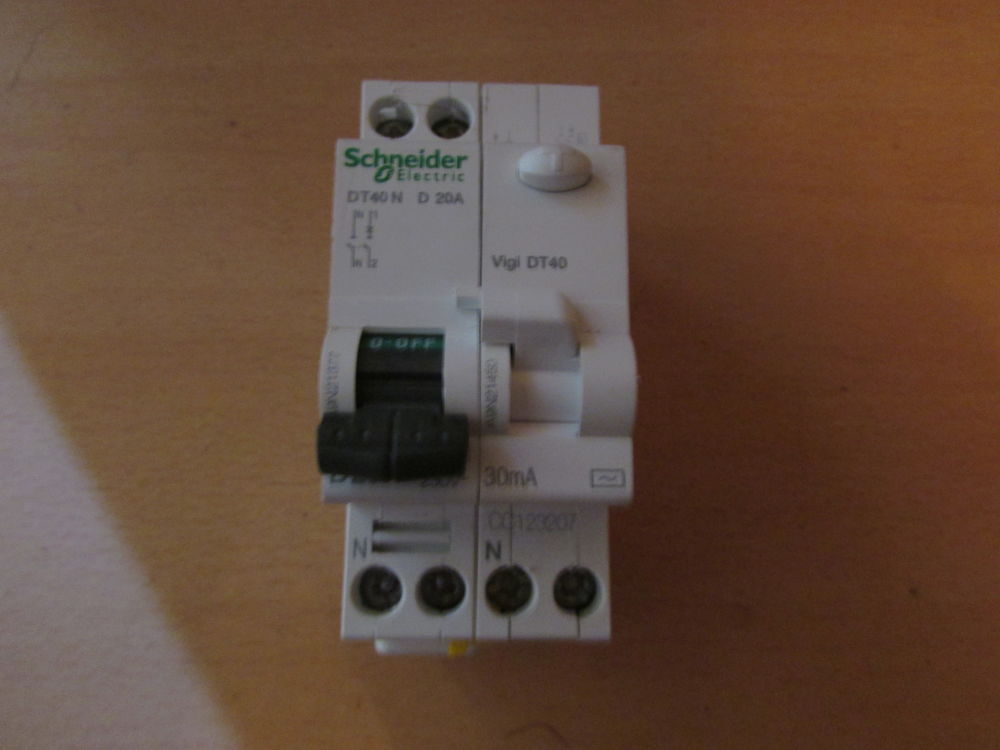 schneider dt 40 20Amp courbe D Bricolage