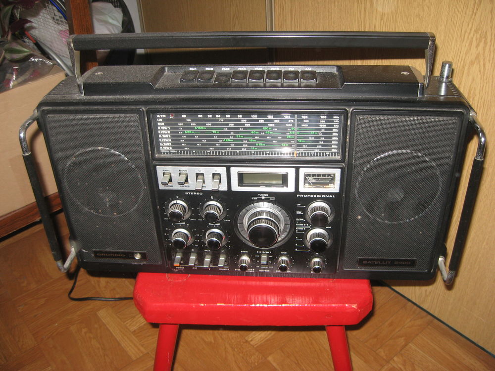 ancienne grande radio Grundig satellit 2400 