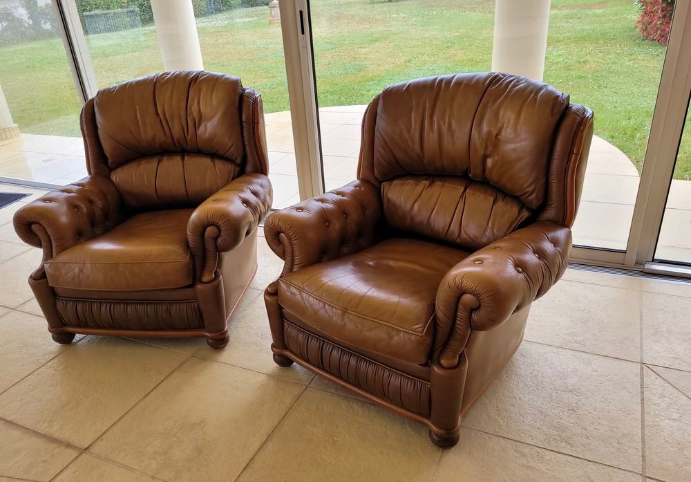 2 beaux fauteuils cuir type Chesterfield. Meubles