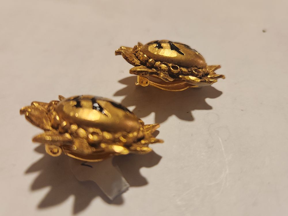 BO Boucles Oreilles dor&eacute;es ovale fleur &eacute;maill&eacute;e noir LACROIX Bijoux et montres