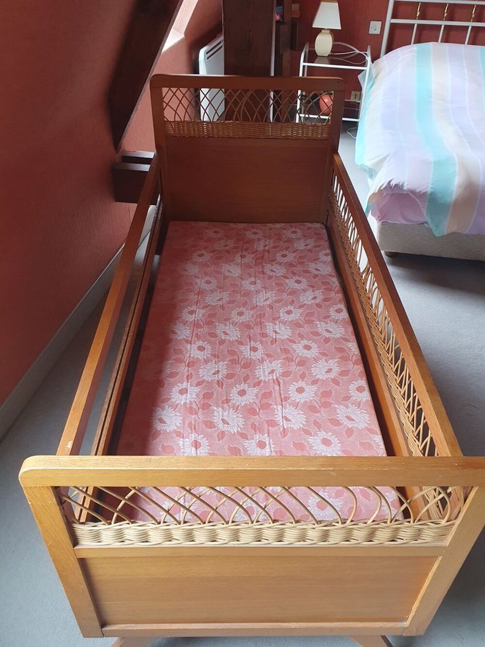 Lit d'enfant bois rotin vintage Mobilier enfants