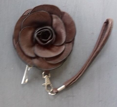 PORTE-MONNAIE FORME FLEUR en CUIR MARRON 8 Boucau (64)