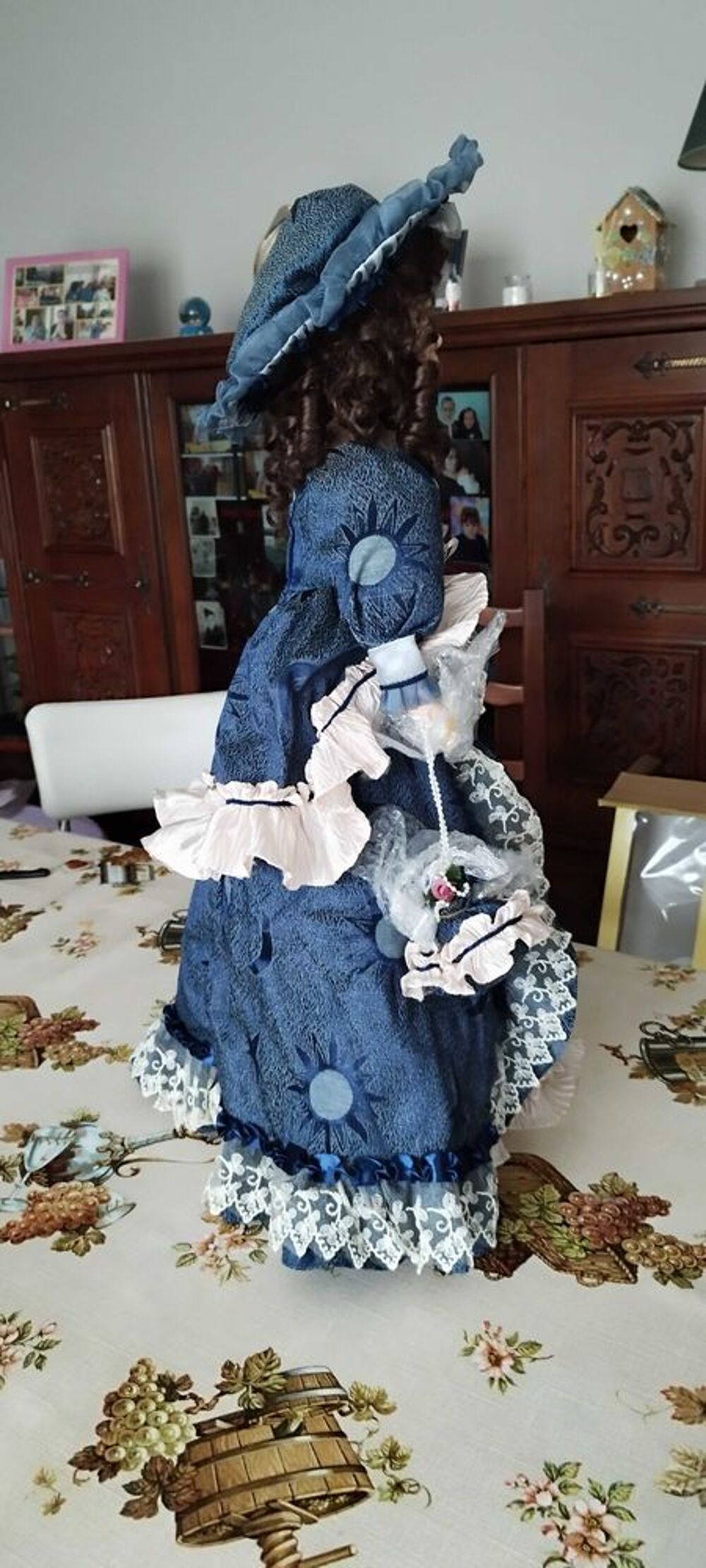 Poup&eacute;e de Collection en porcelaine. 