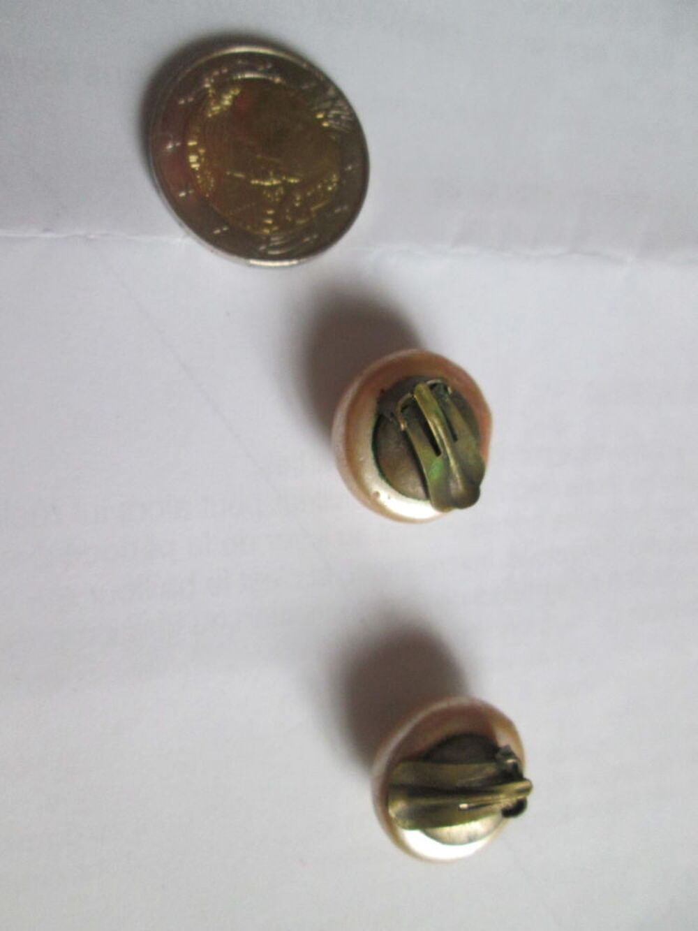 Boucles d'oreilles "Vintage" ,&agrave; pinces , grosse perle iris&eacute; Bijoux et montres