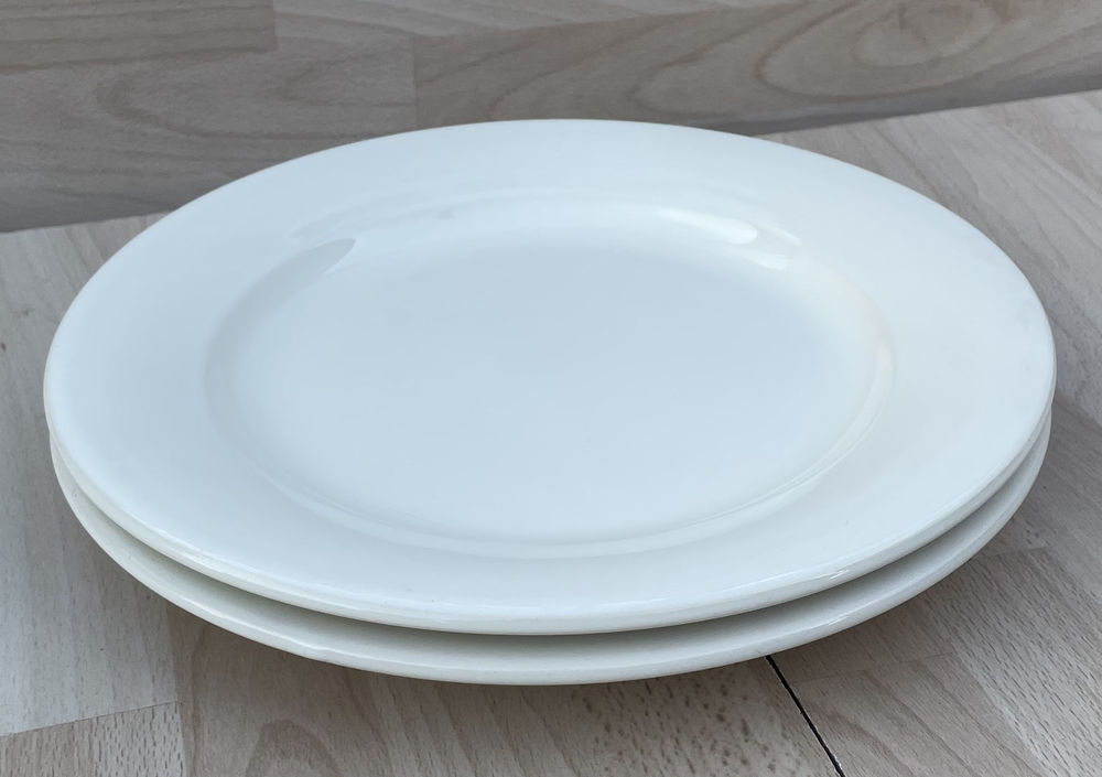 Vintage, lot d'un service &agrave; vaisselle ancien fa&iuml;ence blanche Cuisine